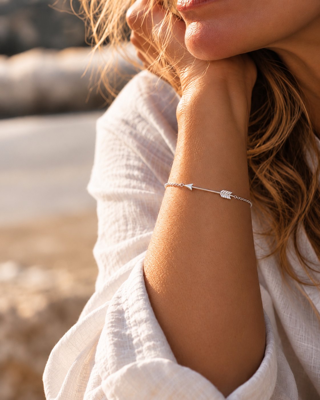 Frau mit Arrow Bracelet von Kollmar & Jourdan im warmen Abendlicht